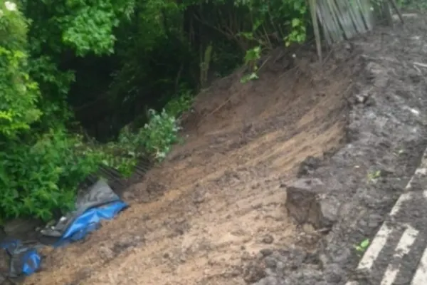 Alunecare de teren în Râmnicu Vâlcea, lângă o zonă cu circulaţie pietonală. Intervin pompieri, poliţia locală şi angajaţii primăriei