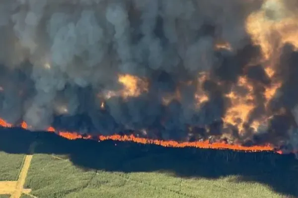 Canada, cuprinsă de FLĂCĂRI - Incendiile fac RAVAGII | Sunt afectați grav peste 100 de milioane de americani - Cauza dezastrului - VIDEO
