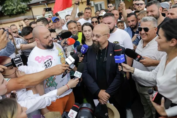 Șocant! Piedone și-a luat stradă și face legea pe ea. Ambulanță chemată la poartă ca să sperie echipa Realitatea Plus - VIDEO