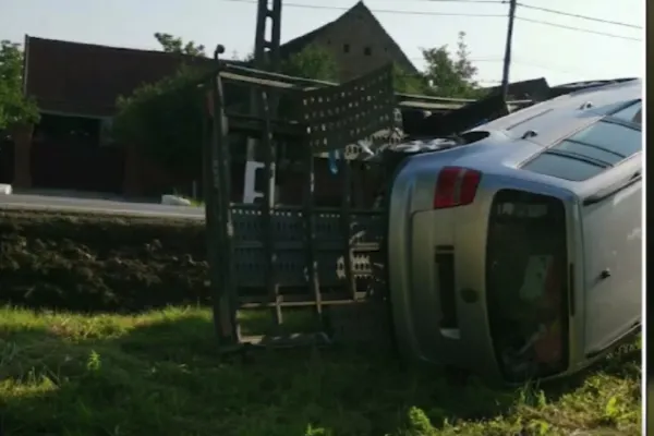 Microbuz cu pasageri, implicat într-un accident în Timiș! Trei răniți, printre care și un copil de 3 ani