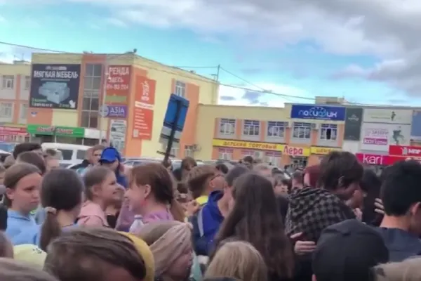Sute de copii în PERICOL după ce s-au înghesuit pentru înghețată gratuită! Imagini dramatice în Rusia, de Ziua Copilului