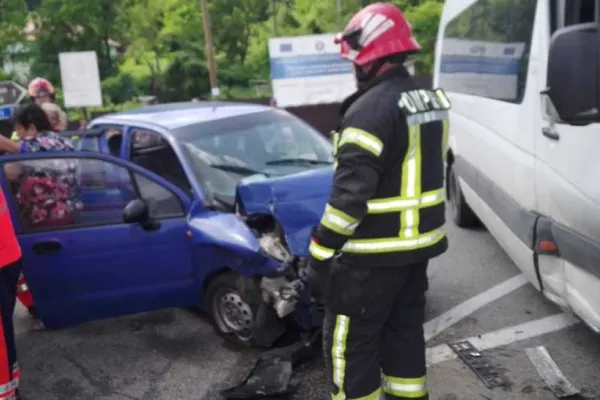 Accident teribil în Râmnicu Vâlcea - Zece victime după ce un microbuz și un autoturism s-au ciocnit