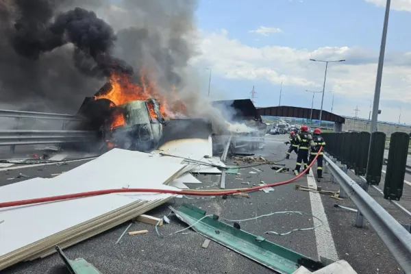 Accident grav pe autostrada Sebeș-Turda. Un camion a luat foc. Șoferul, dus la spital - VIDEO