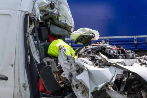 Dubă cu numere de România, accident NIMICITOR pe o autostradă din Ungaria. Șoferul A MURIT pe loc - FOTO