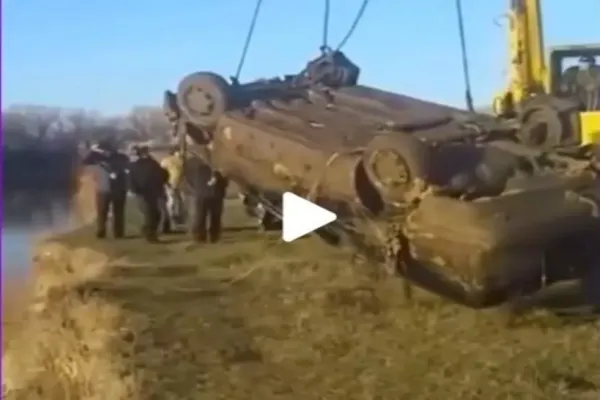 VIDEO - Au scos mașina din lac după un accident iar ce au găsit în interior i-a făcut să exclame de bucurie: "O mai băgăm o dată în apă"