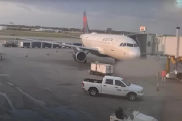 Accident șocant: Un muncitor de pe aeroport a murit "aspirat" de motorul unui avion
