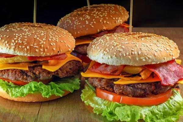 De ce nu mucegăiesc chiflele de la restaurantele fast food. Experimentele șocante care arată chifle intacte la 14 ani după achiziționare