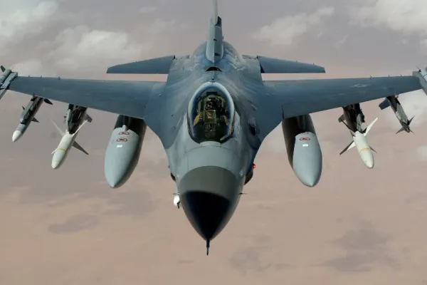 Rusia amenință că va ataca țările NATO care au baze pentru avioanele F-16 donate Ucrainei. România, direct vizată