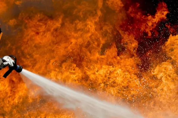 Incendiu la un depozit de petrol din Rusia! Noi conflicte, mercenarii Wagner își croiesc drumul spre Kremlin printre gloanțele armatei ruse