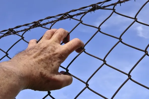 A fost prins deținutul din Galați care a fugit în timp ce era scos la muncă. Unde l-au găsit polițiștii?