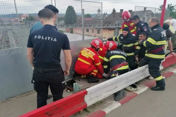 Alertă în Hunedoara! Un tânăr care amenința că se aruncă pe calea ferată, salvat după o intervenție în forță a polițiștilor