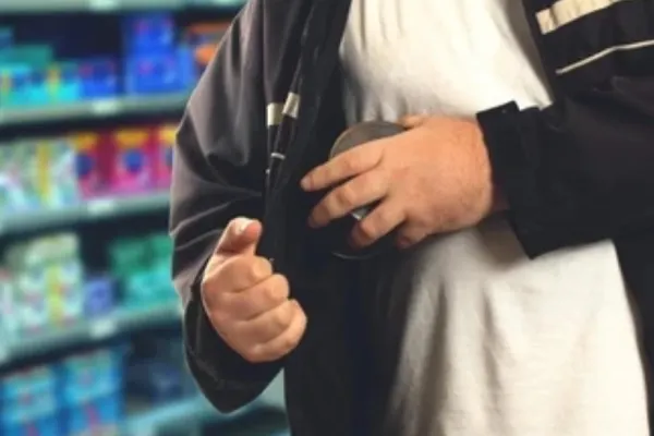 Un român din Italia, salvat de la moarte de autorități. Bărbatul se tăiase grav... în timp ce jefuia un magazin