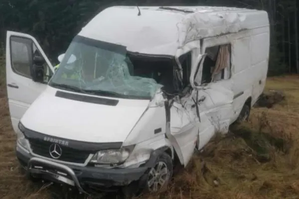 12 morți după un accident teribil între două microbuze care duceau oamenii la o nuntă