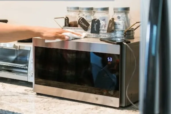 Funcția cuptorului cu microunde care îți poate dubla factura la curent. La ce să nu apelezi, ca să nu rămâi cu gaură în buget