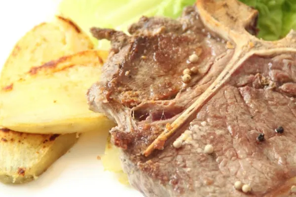 Friptura de porc cu cartofi: cum să o pregătești acasă, iar gustul să fie ca la restaurant - Secretul care face diferența