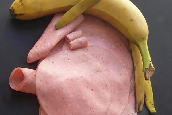 Alimentele românilor săraci au devenit un lux. Pâinea, cartofii și parizerul, campioanele scumpirilor
