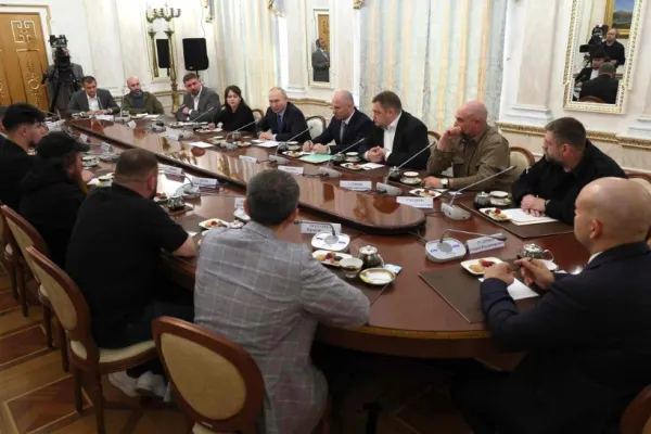 Discursul lui Putin în fața propagandiștilor ruși, făcut praf de doi lideri marcanți de la Moscova și de internauți: ”Imbecilul ăla bătrân nu poate spune două cuvinte”