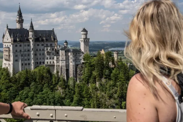 O turistă americană a MURIT după ce a fost împinsă de un bărbat într-o prăpastie, lângă un renumit castel din Germania! Vacanță cu final tragic