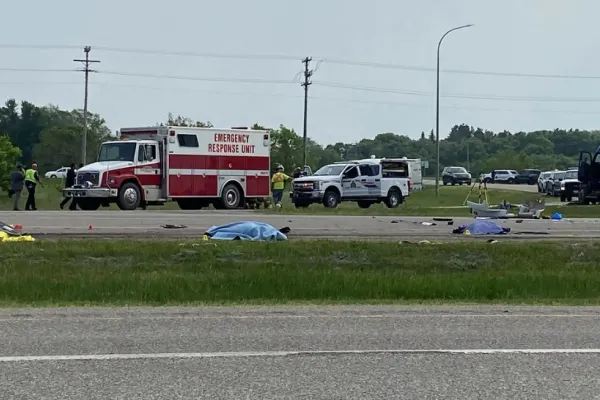 Catastrofă rutieră în Canada. Cel puțin 15 oameni au murit, după ce un TIR a lovit un autobuz - GALERIE