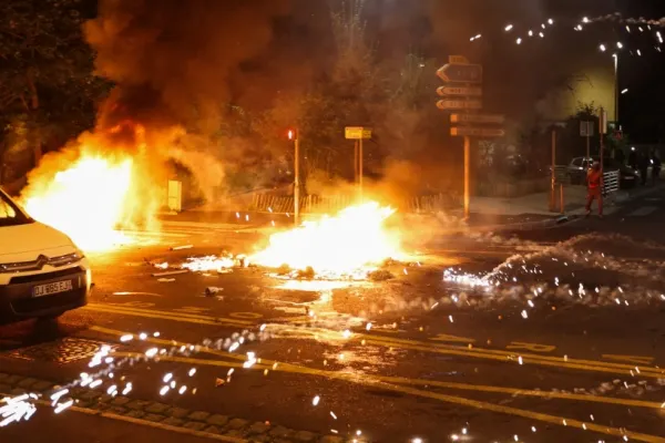 Celulă de criză convocată de Macron după haosul declanșat de uciderea unui tânăr de 17 ani de polițiști - Proteste violente în Franța