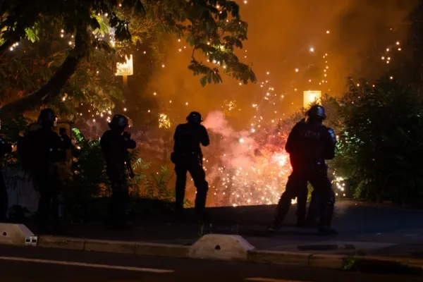 Franța fierbe, după 3 zile de proteste violente. Autoritățile vor scoate blindatele pe străzi