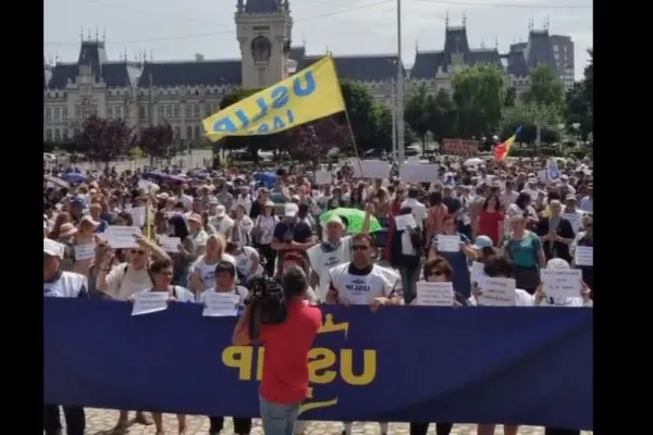 Noi proteste de stradă - Sute de profesori au scandat la Buzău și Iași