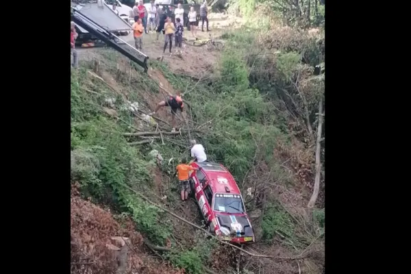 Val de accidente grave la Raliul Maramureșului. Video cu o mașină scoasă din râpă cu o rampă specială