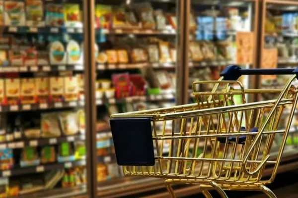 Bomba de E-uri, pesticide și microplastic din alimentele de post. Ce riscuri ne pândesc la masă