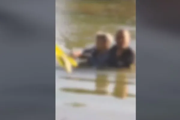 O femeie de 87 de ani a încercat să se sinucidă în râul Argeș - Doi polițiști au salvat-o în ultima clipă