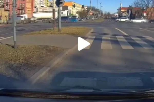 VIDEO – Un șofer stătea liniștit la semafor când a văzut deodată ceva șocant pe trecerea de pietoni – Toată lumea a rămas mască