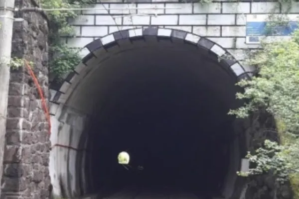 Accident cumplit pe calea ferată, în Orșova: Cum au fost loviți de tren, în tunel, un bărbat și băiatul său de 9 ani - VIDEO