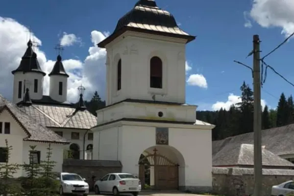 Bijuterie de aur, extrem de rară, furată de la mănăstirea Cheia și dusă la amanet. Hoții, găsiți după cercetări îndelungate