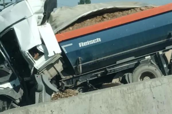 Accident grav pe Centura Ploieștiului. O persoană și-a pierdut viața după un impact violent între două TIR-uri - FOTO