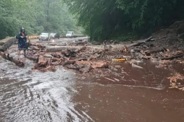 Atenție, șoferi! Transfăgărășanul este blocat de pietre și copaci după ploile torențiale: Circulația pe DN 7C, suspendată - FOTO&VIDEO