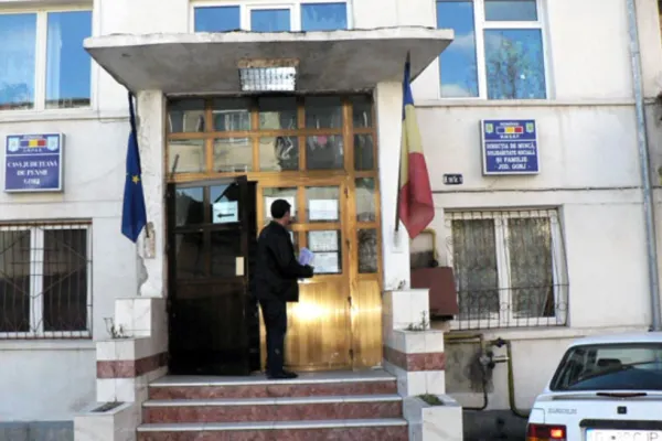 Protest extrem după ce a primit 6 decizii de pensionare DIFERITE. Val de procese câștigate împotriva Casei de Pensii Gorj