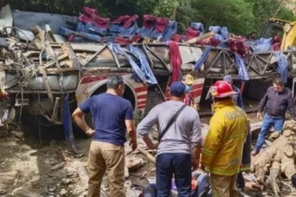 Tragedie în Mexic după un accident teribil - Un autobuz s-a prăbușit într-o râpă: 27 de oameni, inclusiv un copil, au murit pe loc