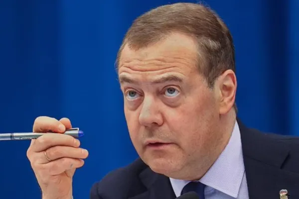 Medvedev se dezlănțuie din nou: Amenință că Rusia va bombarda centralele nucleare din țările din Europa de Est