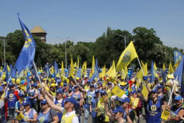 Intervenție la PROTESTUL masiv la Guvern: O persoană a leșinat - Peste 5.000 de oameni, la mitingul național din Sănătate - Se amenință cu greva generală
