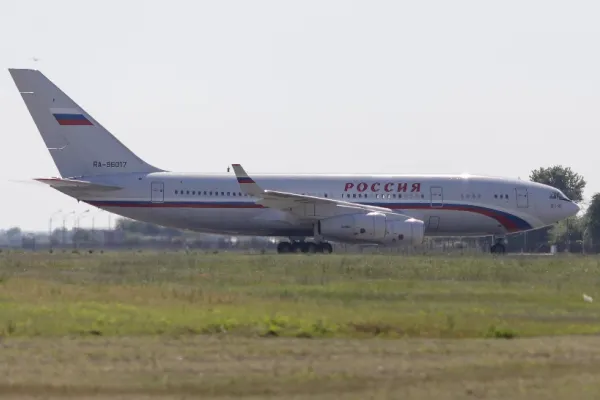 Rusia a trimis un avion special în București pentru a repatria 40 de angajați ai Ambasadei - IMAGINI cu aeronava