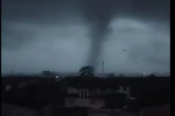 Italia, lovită de fenomene meteo extreme - Cer apocaliptic, grindină de dimensiuni incredibile și o tornadă au făcut prăpăd la Milano - VIDEO
