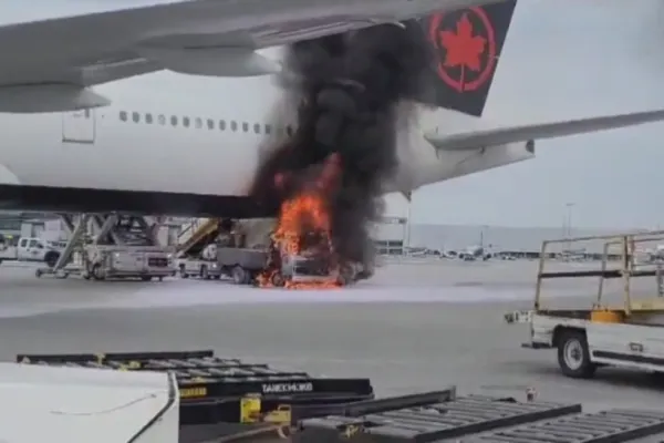 Avion cuprins de flăcări după ce o camionetă a luat foc chiar sub aeronavă! Panică uriașă pe un aeroport din Canada - VIDEO