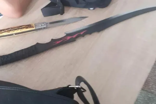 Un tânăr de 19 ani, înarmat cu o macetă și un cuțit lângă un loc de joacă din Drobeta-Turnu Severin - Incredibil ce a povestit polițiștilor