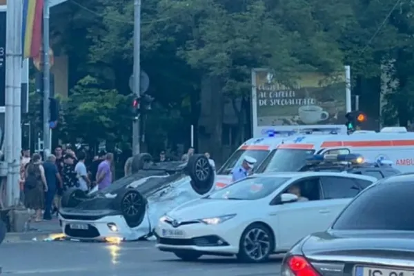 Accident spectaculos la Iași. Zeci de curioși s-au adunat să vadă imaginile ca în filme - FOTO/VIDEO