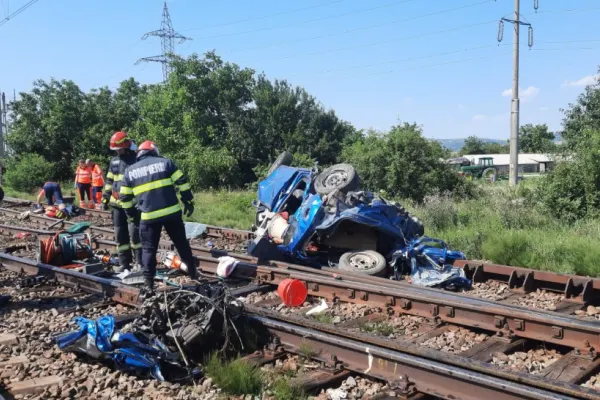 Accident cumplit în județul Bacău. 2 copii și 2 adulți AU MURIT. Trenul a spulberat mașina în care se aflau
