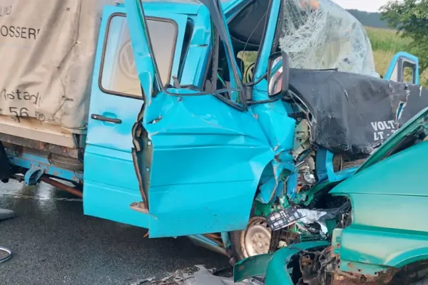 Accident grav, cu 7 victime, în județul Bistrița. Este incredibil cum s-au ciocnit cele 2 vehicule - FOTO