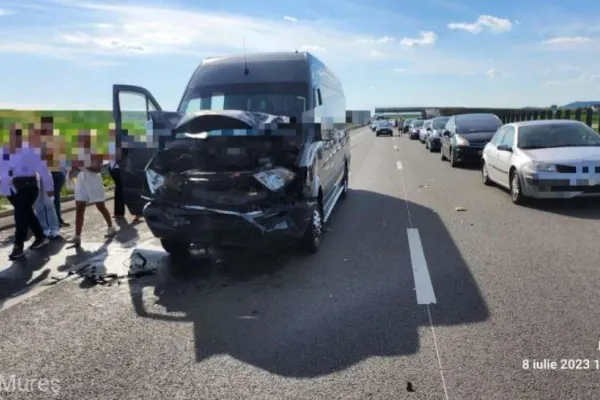 Microbuz cu 16 pasageri implicat în accident pe Autostrada Transilvania