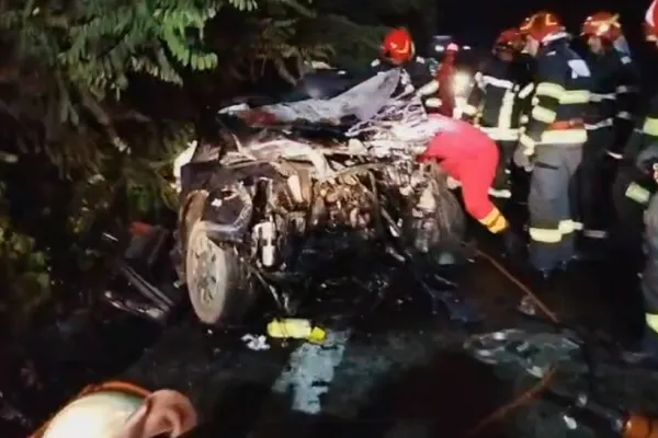 Accident groaznic pe Valea Oltului - Patru persoane au murit după ce un microbuz, un camion și o mașină s-au ciocnit