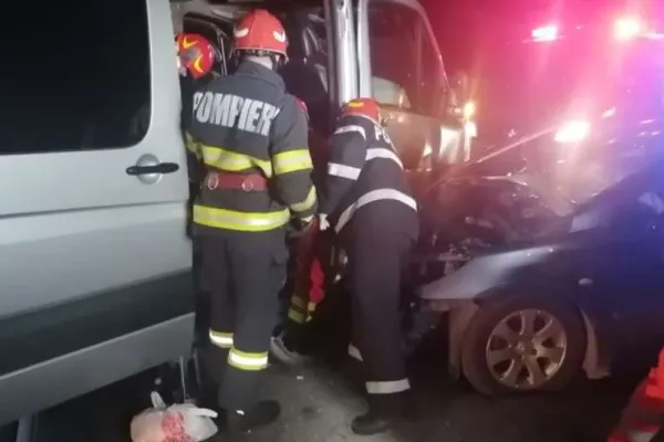 Accident grav, în Suceava: 5 victime, după impactul dintre un microbuz și un autoturism