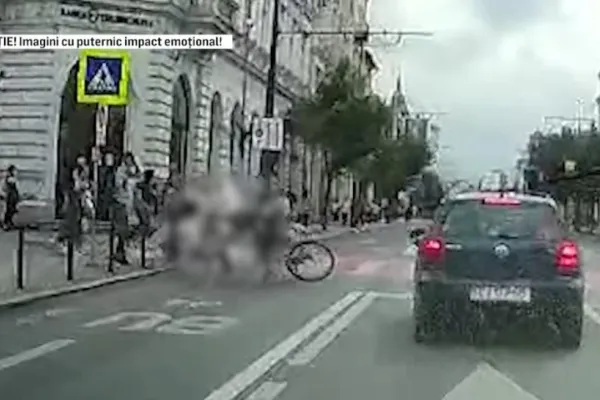 O mamă și doi copii, spulberați pe trecerea de pietoni de un biciclist - FOTO