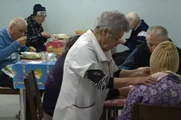 Scandalul azilelor groazei ia o nouă turnură. Rudele bolnavilor cer soluții: "Unde îi duc? S-a pus problema asta la Guvern?" - Protest masiv